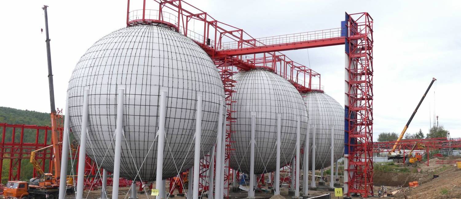 На стройплощадке комплекса АКМ завершился монтаж шаровых резервуаров