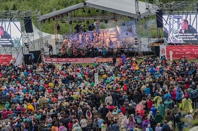Открытие фестиваля «Тайны горы Крестовой» собрало под дождём 8 000 человек