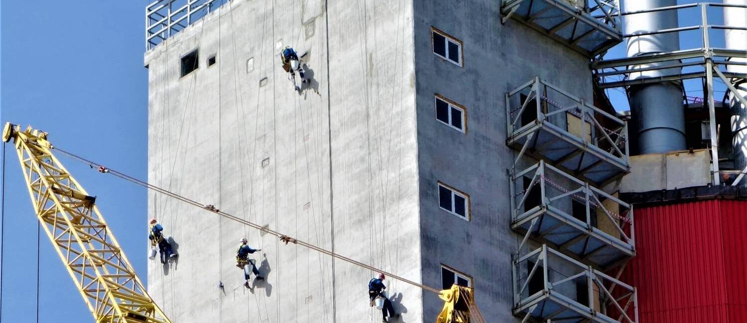 Альпинисты завершают окраску 98-метровой башни приллирования карбамида