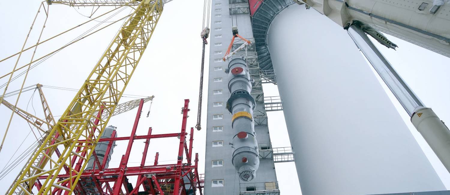 The 107 tons condenser is installed in the AUM Complex of the “Metafrax” Company